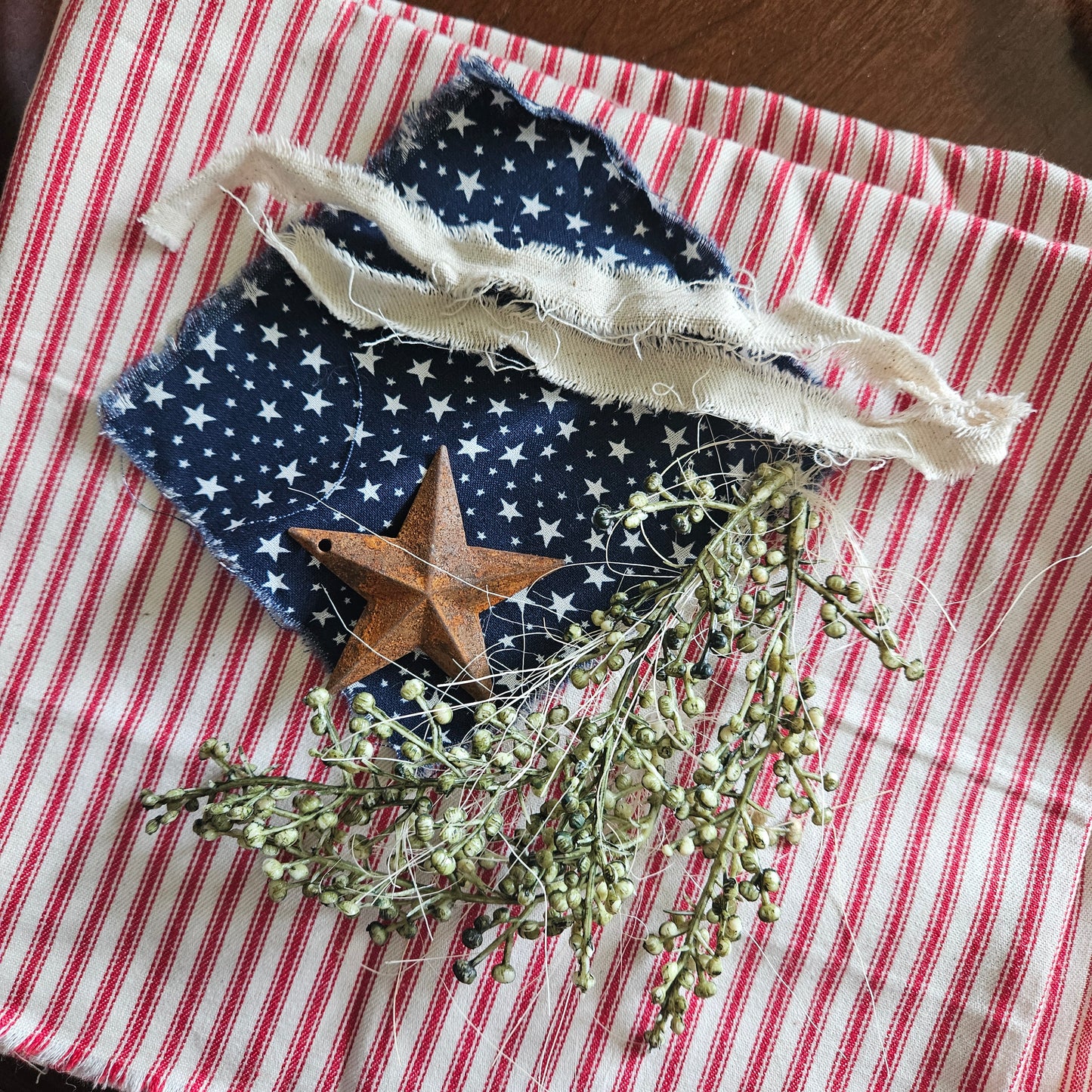 🇺🇸 DIY Patriotic Flag Pillow Kit – 12″×18″ – Americana Stars & Stripes with Greenery – Video Tutorial Included