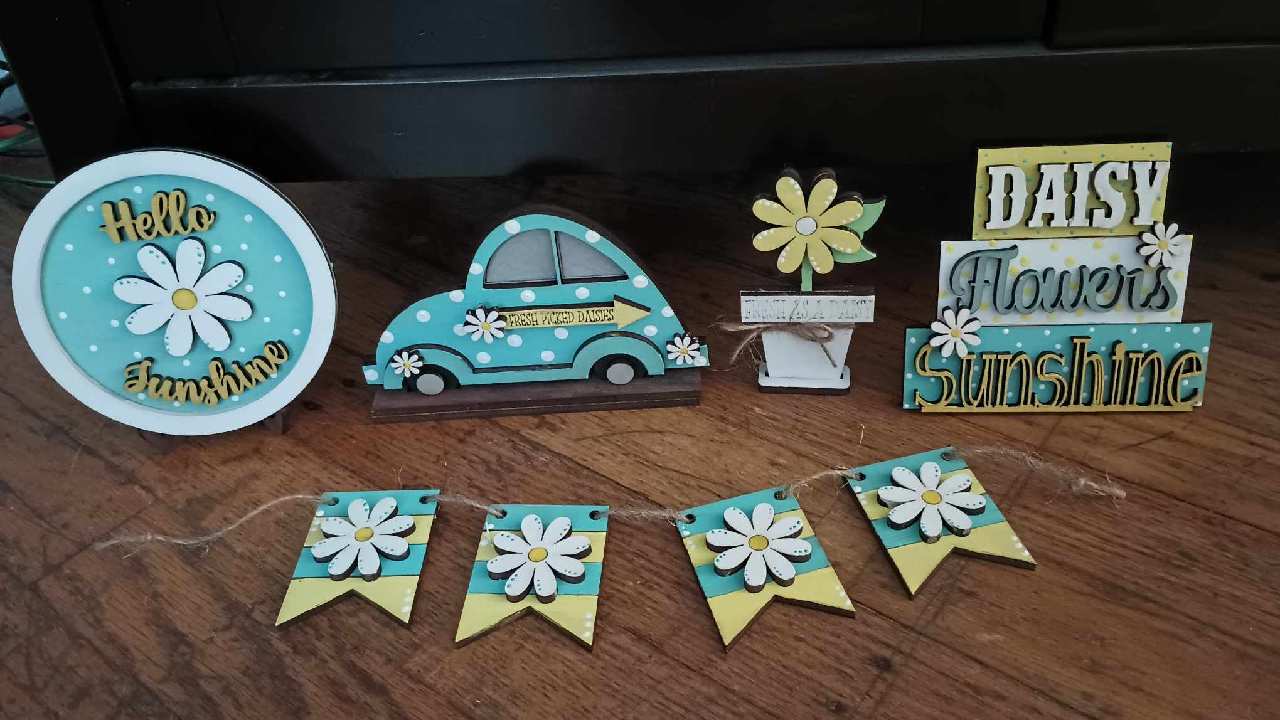 Daisy Tiered Tray Decor